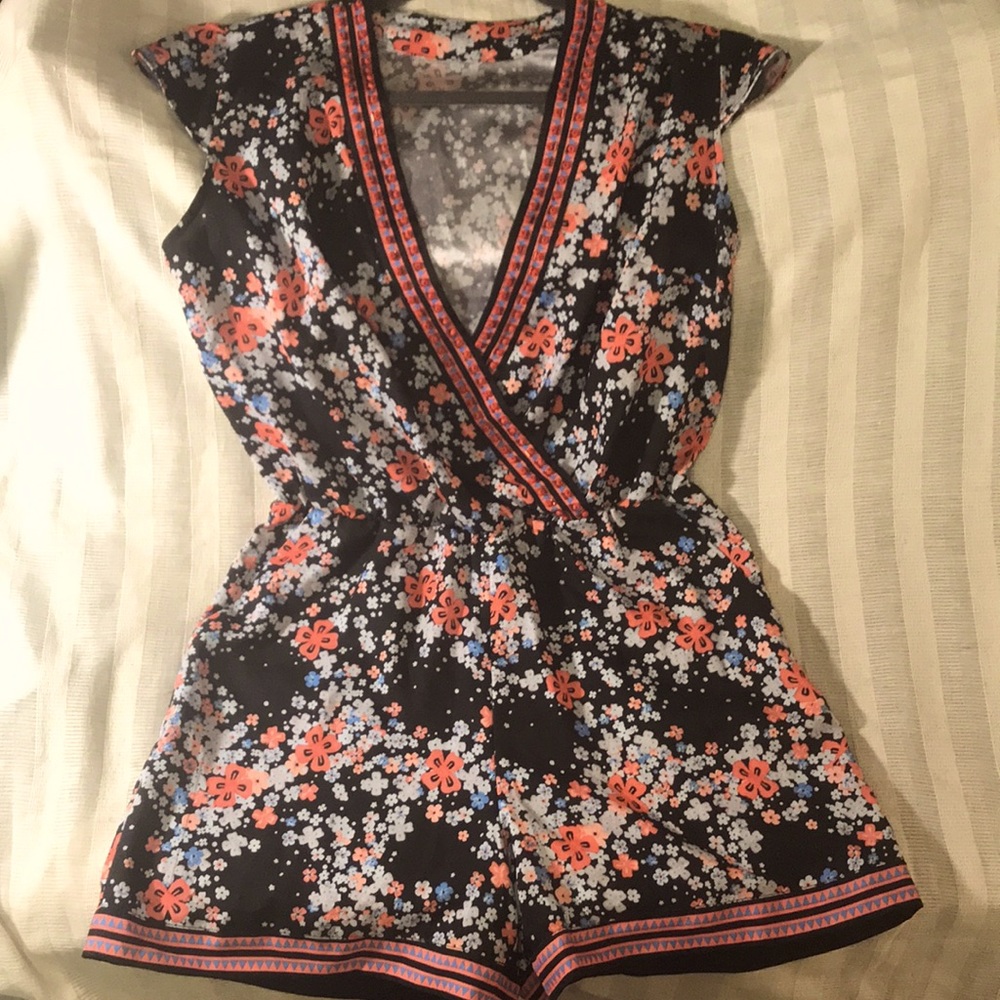 Charming Calypso floral romper, M